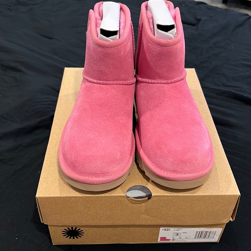 Big kids pink Jona Ugg boot- size 3 new!
